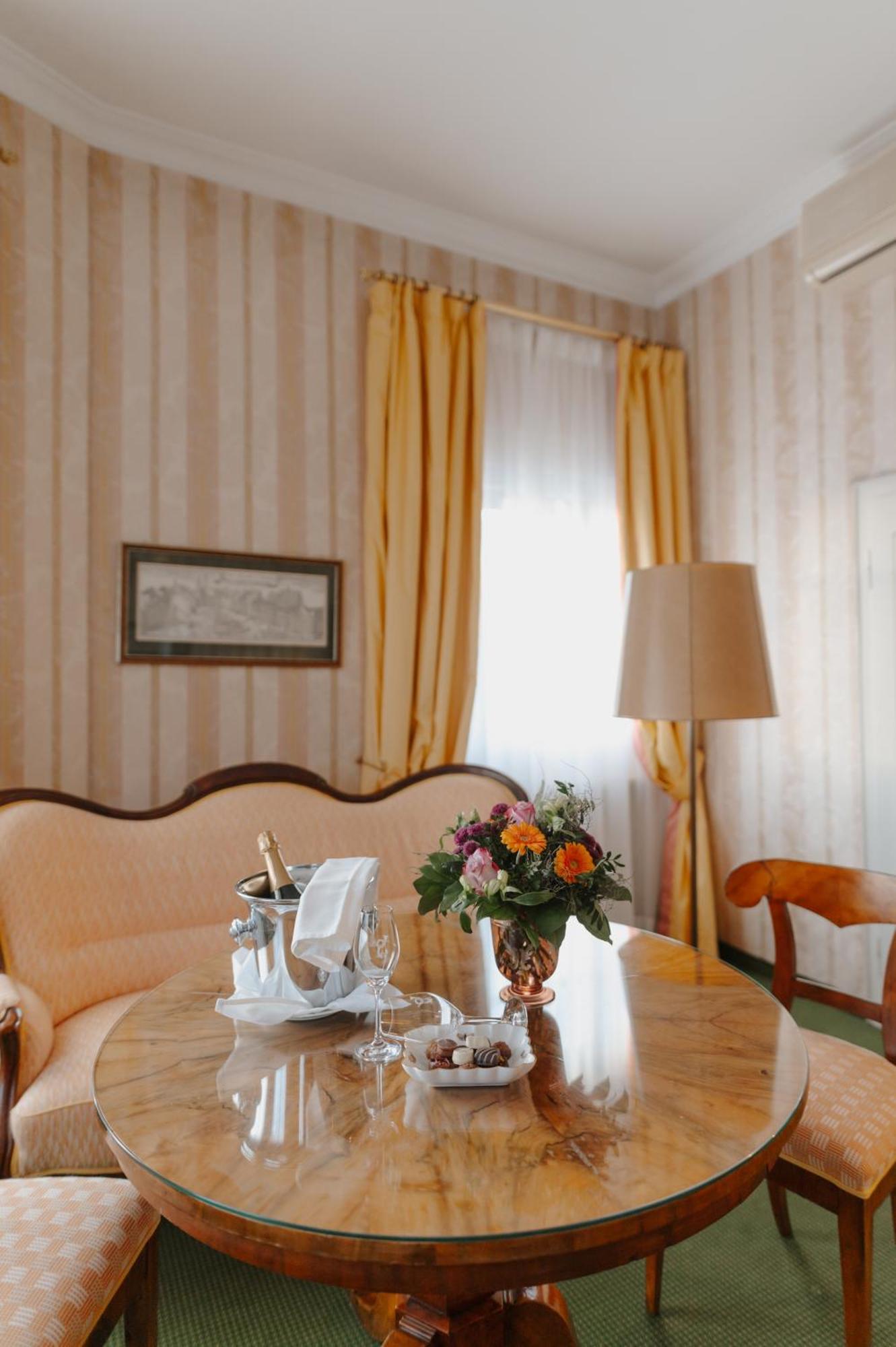 Romantik Hotel Zur Post 퓌어스텐펠트브루크 외부 사진